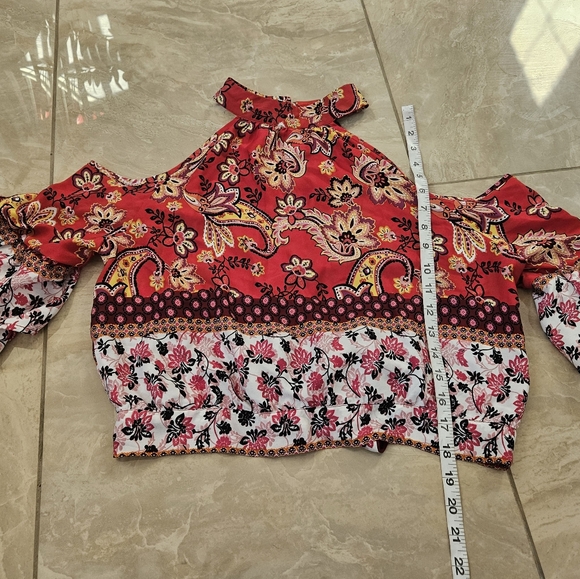 Ups & Down crop top size medium - Picture 8 of 8